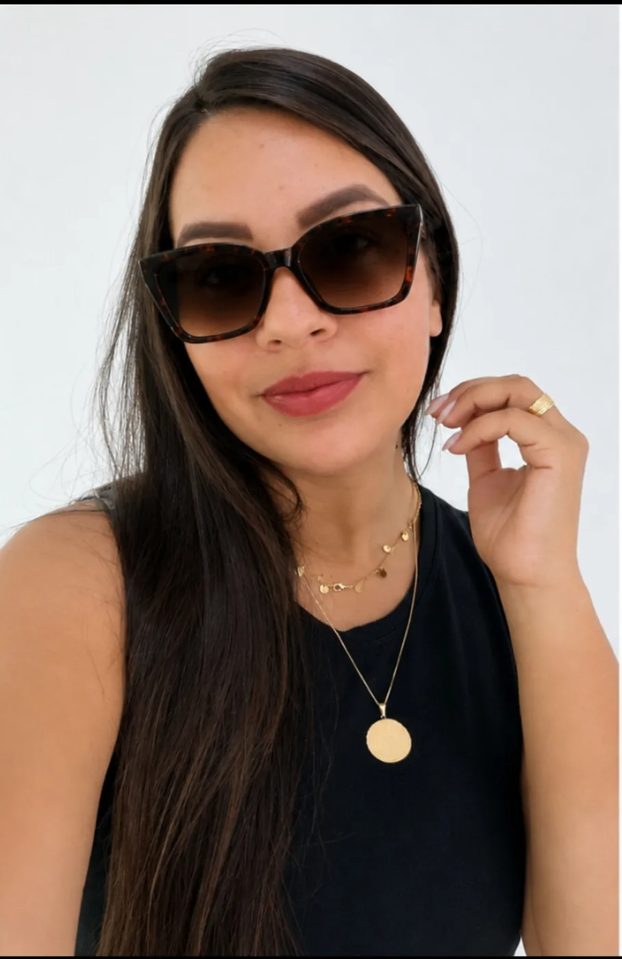 Modelo usando óculos de sol